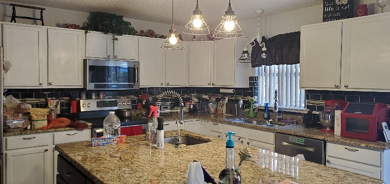 Fully equipped kitchen with Island, two kitchen sinks and all of the cooking supplies you can dream of.