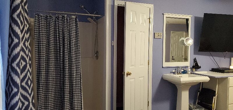 Shower in Room E (New King Room)