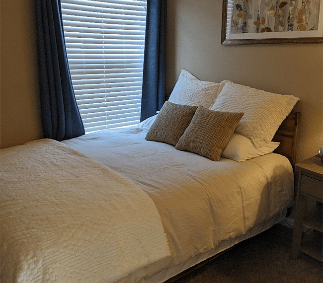 Queen sized bed, high end linens