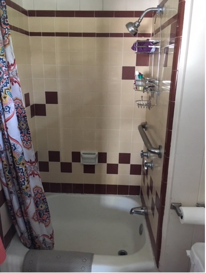 Full bath w/ tub