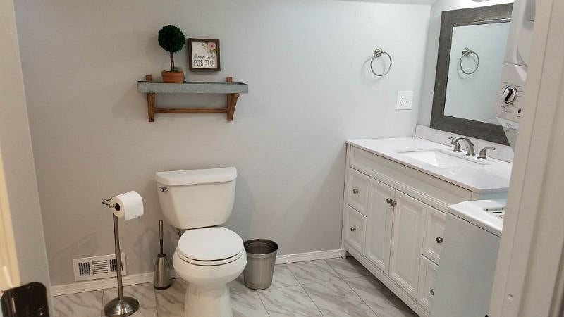 TOILET & VANITY