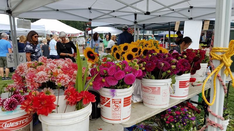 BEAUTIFUL FLOWERS AT THE MARKET