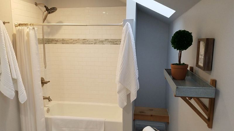 FULL TUB & TILED SHOWER, DRESSING BENCH