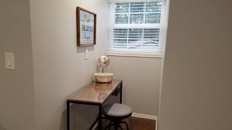 COMPUTER DESK