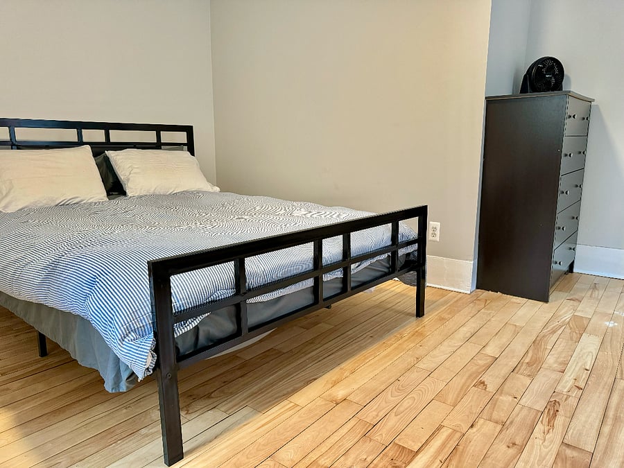 Bedroom 1 Queen bed