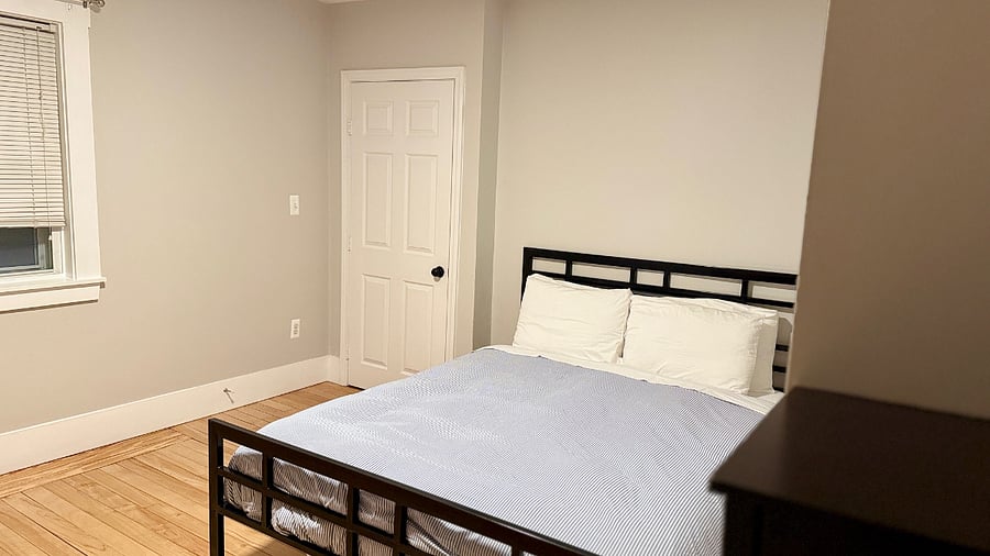 Bedroom 1 Queen bed