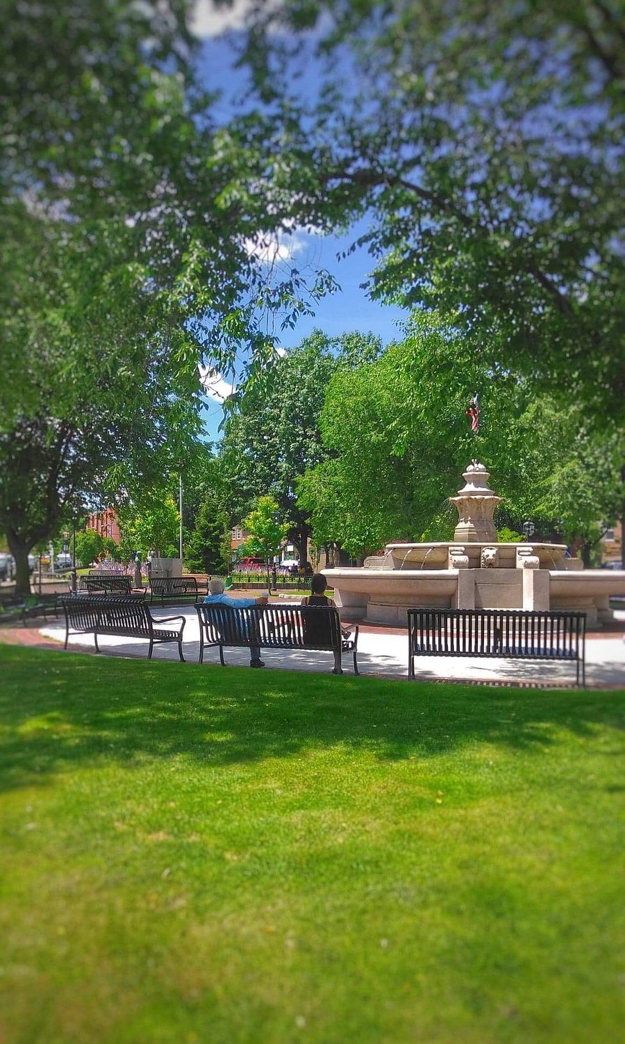 behind the house, the Chelsea square.