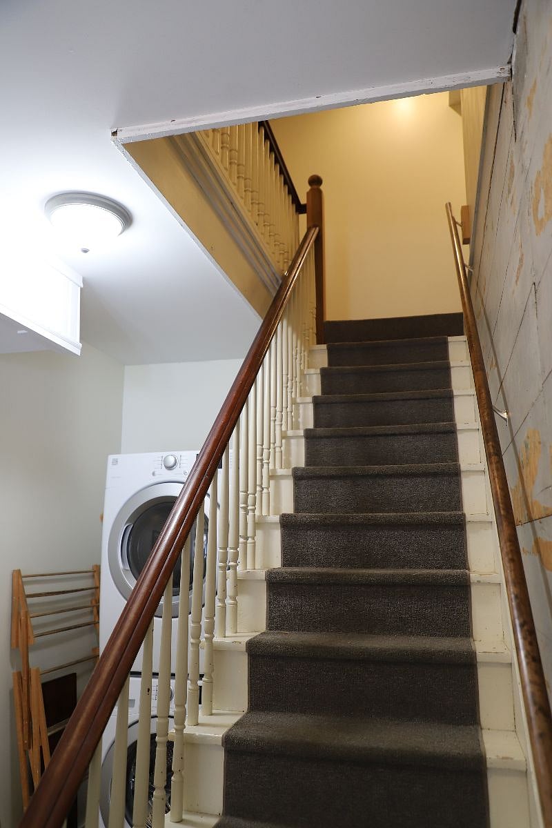 Common heated hallway entrance for both upstairs apartments.