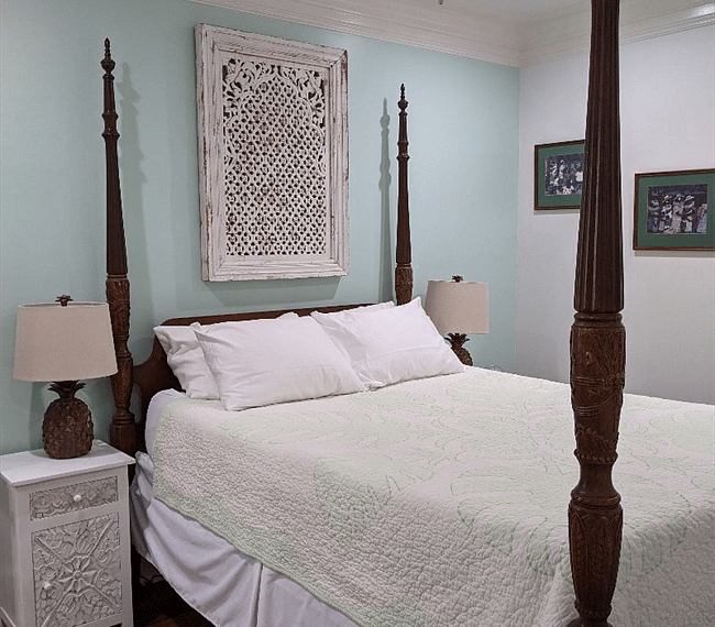 Primary BR with Queen sized bed. Overhead fan will help keep you cool on even the hottest nights.