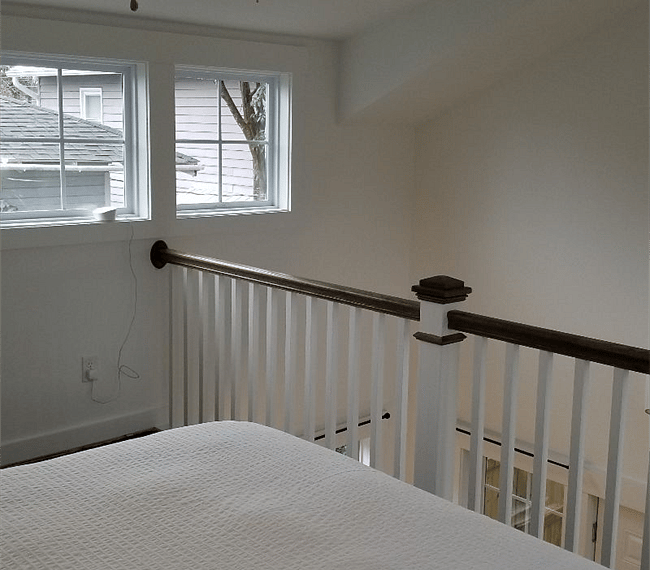 upper loft w/queen bed
