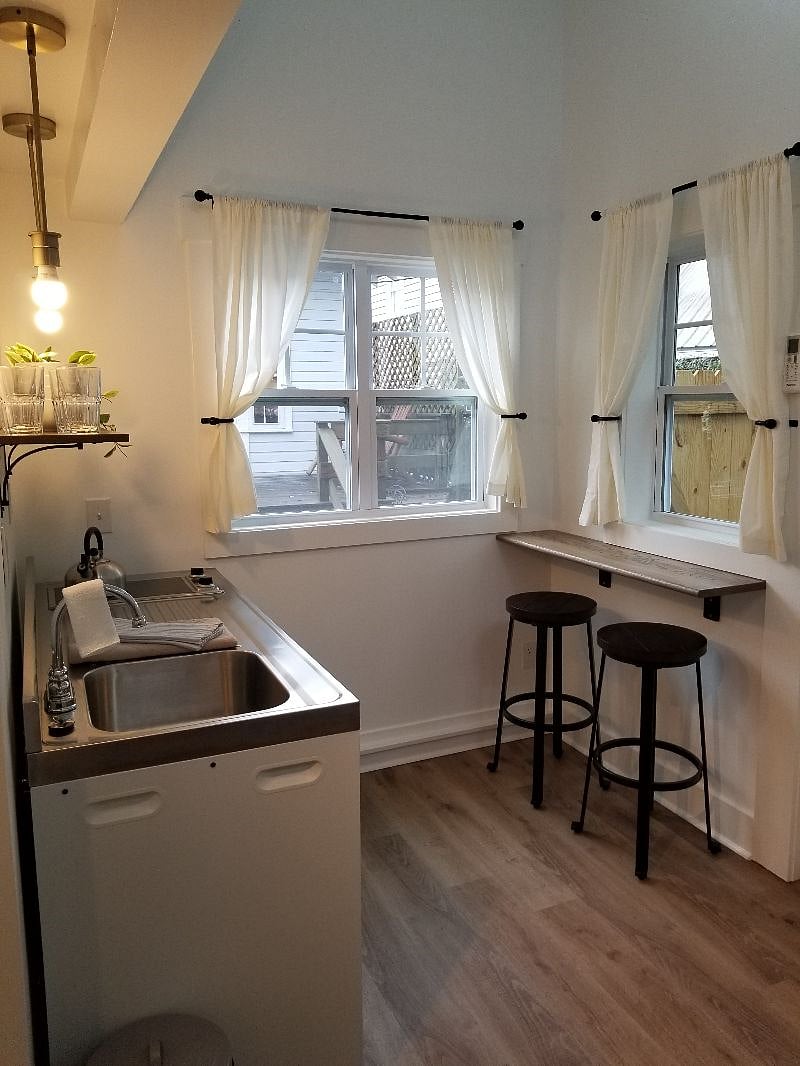 Kitchenette w/eat in bar