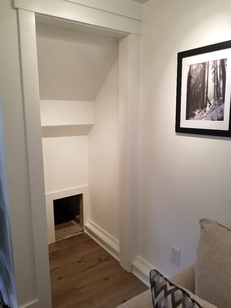 small closet w/cubby off LR for minor storage