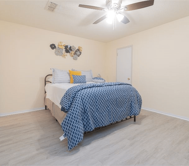 Second bedroom with queen bed