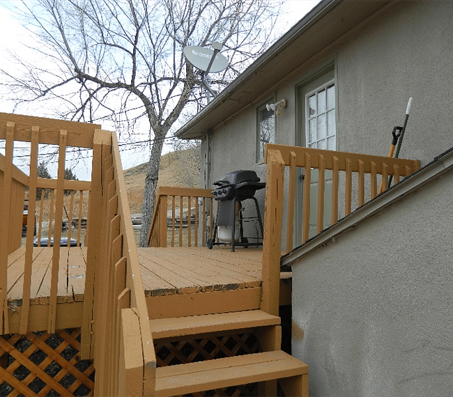 This is the main entry and deck into the house. The barbecue is included with the rental.