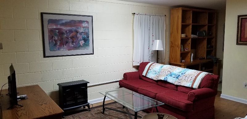 Sitting area with TV (Netflix), Sofa and Futon