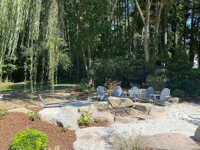 Firepit next to the cabana. Sit under the star, next to the fire and watch your favorite movie at night.