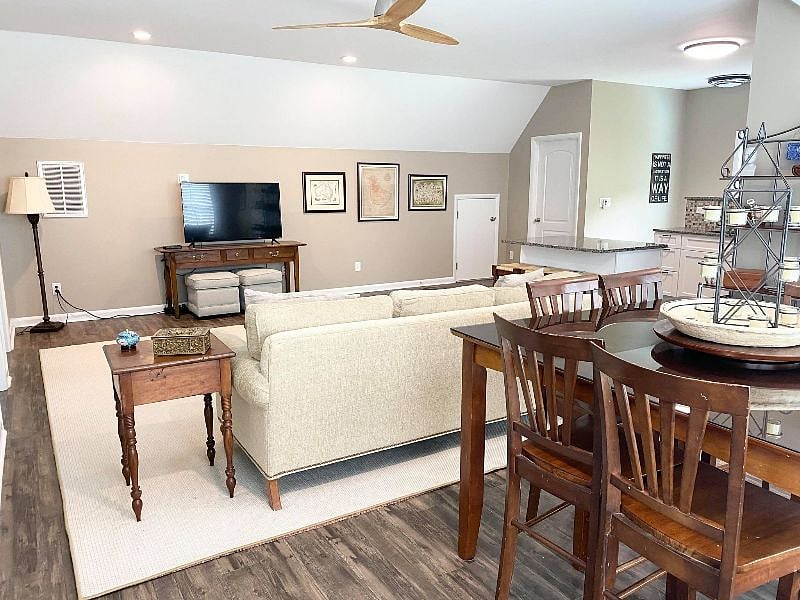 Family room with tv, and cable