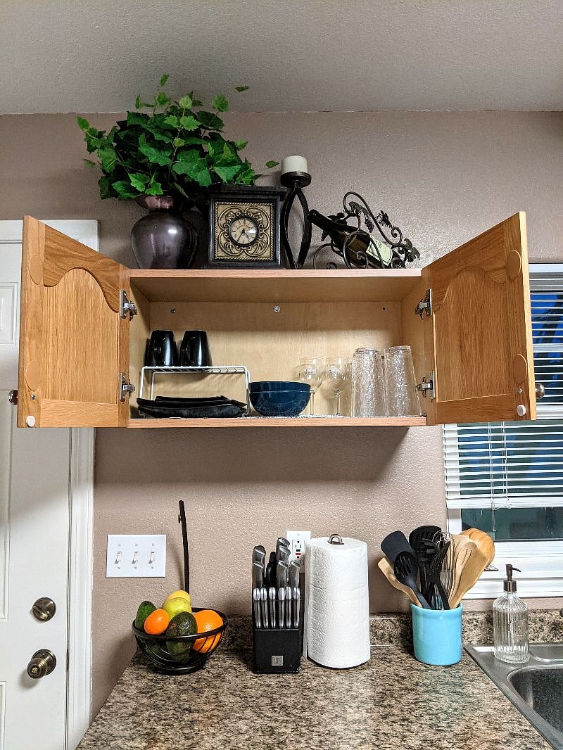 Fruit Bowl, Paper Towel Holder, knife set, Cooking Tool Canister, and Dishware.