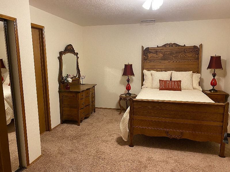 Beautiful Antique Oak Bedroom Set.