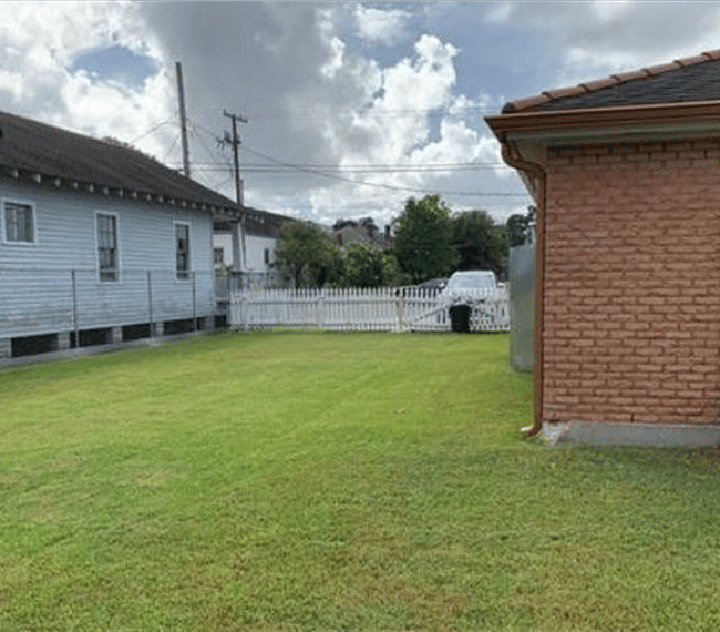 Large yard with ample parking spaces