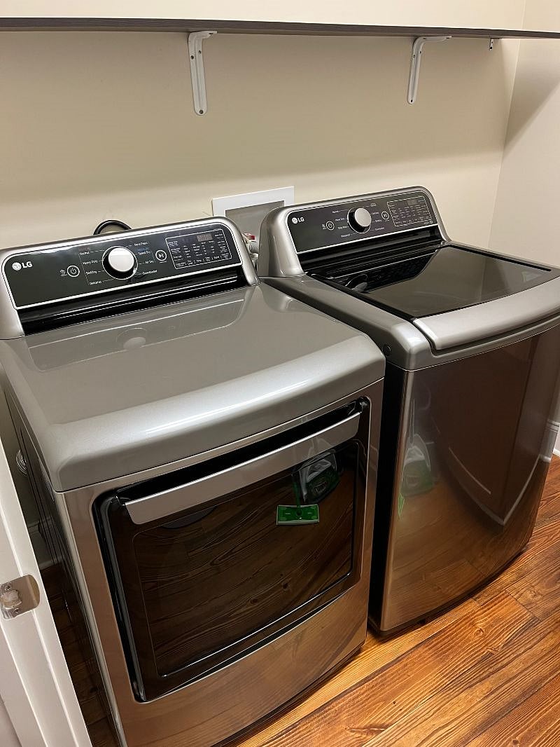Washer/Dryer laundry room w/door 