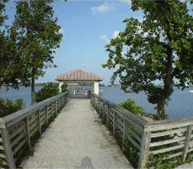 Mini pier for fishing or relaxing 2 min walk from your doorstep