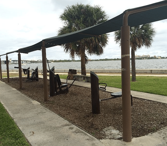 Exercise on the waterway! Free workout stations