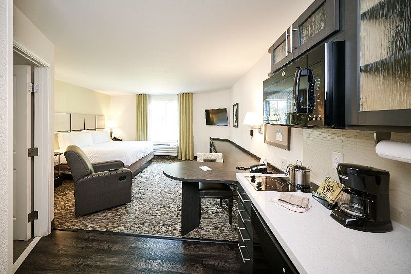 Studio suite with 1 queen bed, recliner and full kitchen. Room has 1 closet.