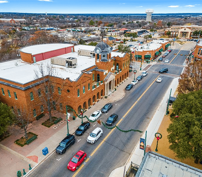 Easy stroll to Grapevine Historic Main Street where you will enjoy many wineries, restaurants and boutique shopping. In addition, Lake Grapevine is about 10 minutes away.