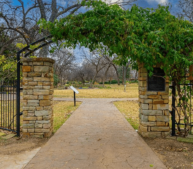 Relax and take a stroll down to the Grapevine Botanical Garden, approx a 5 minute walk away. 