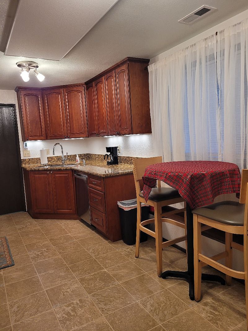 Dishwasher, undercabinet lighting