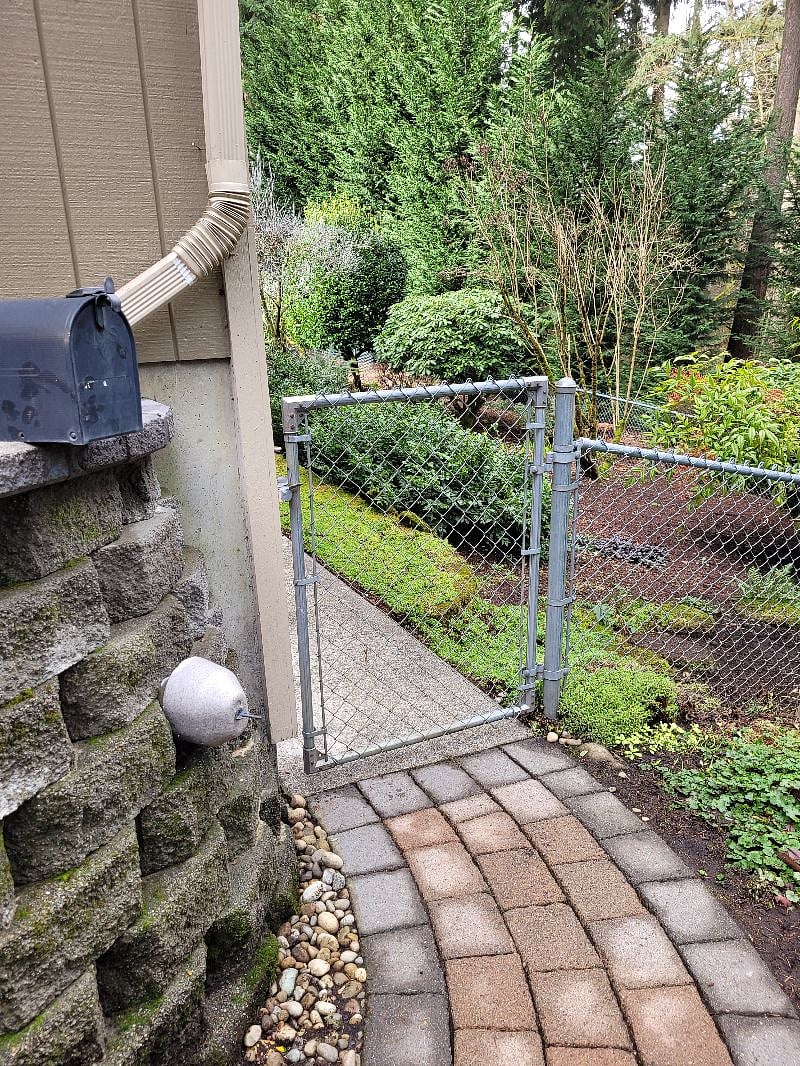 Side gate to entrance and apartment mailbox