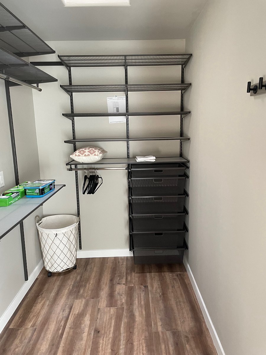 CLOSET UNIT D