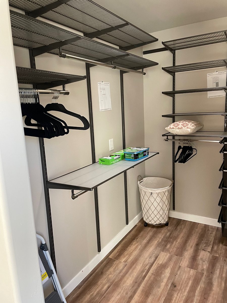 CLOSET UNIT D