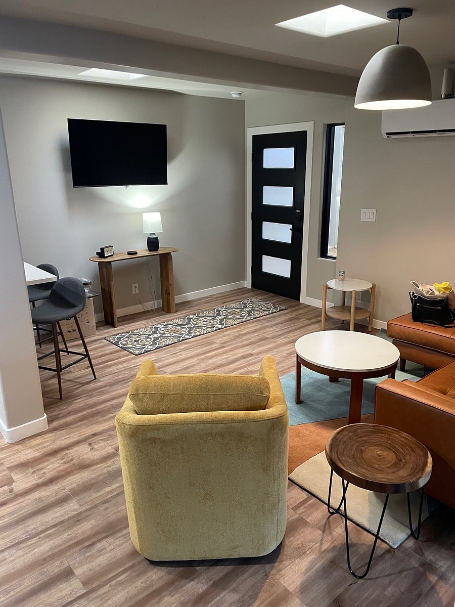 LV ROOM UNIT B