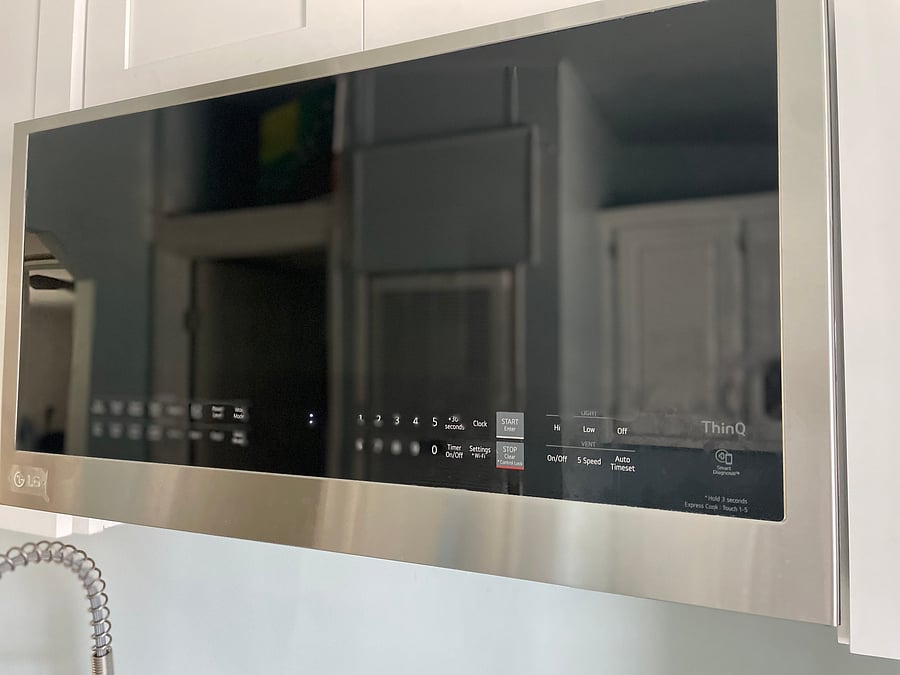 Convection microwave also has multiple settings for air fry, oven, tenants have roasted a chicken and made Sourdough bread from scratch in this! *there is also an Invection hot plate to cook on as well.