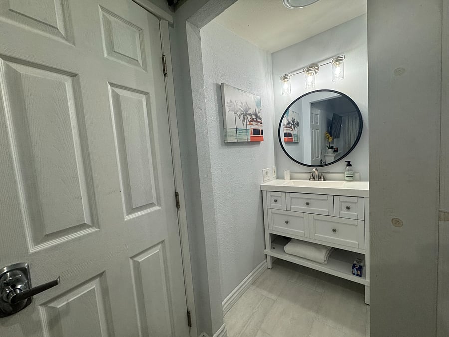Oversized ELEGANT MARBLE BATHROOM!