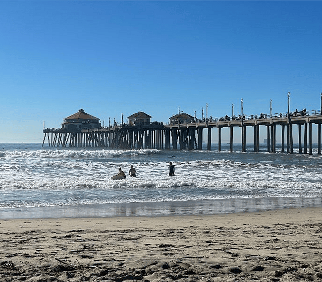 Right across the street is the HB Pier. You can RENT bikes, take surf lessons, go whale watching and so much more.. just simply walk across the street! Concerts, Surfing competition, Blue Angels air show, 4th of july