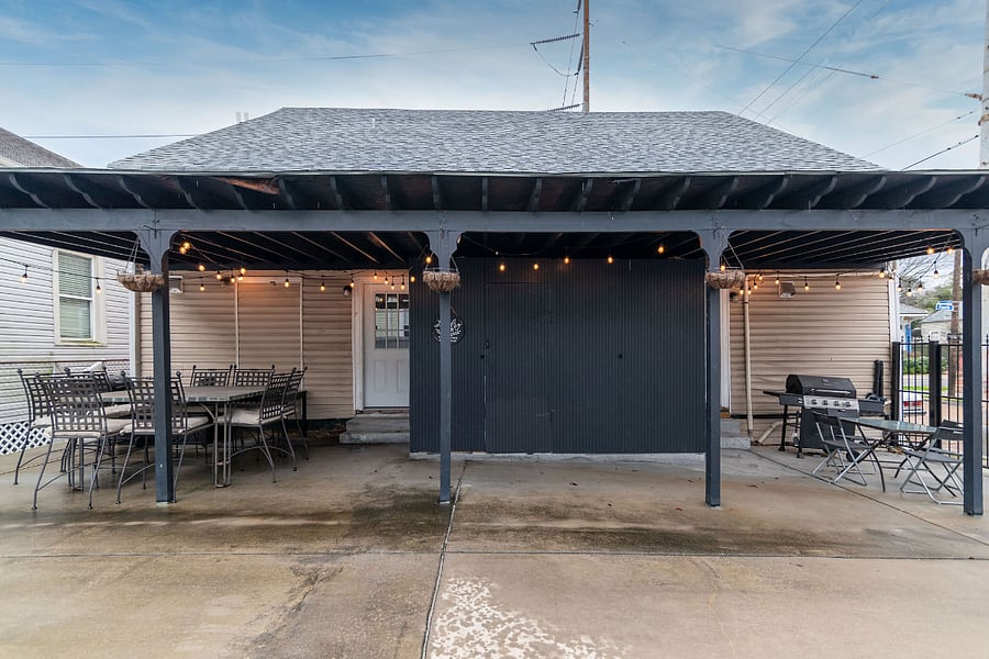 Shared Gated Backyard with Washer/Dryer available. 