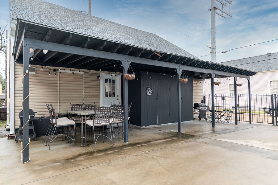 Shared Gated Backyard with Washer/Dryer available. 