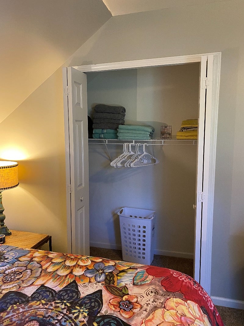 I Provide Towels, Extra Linens, Hangers, Hair Dryer, Laundry Basket, Extras Pillows