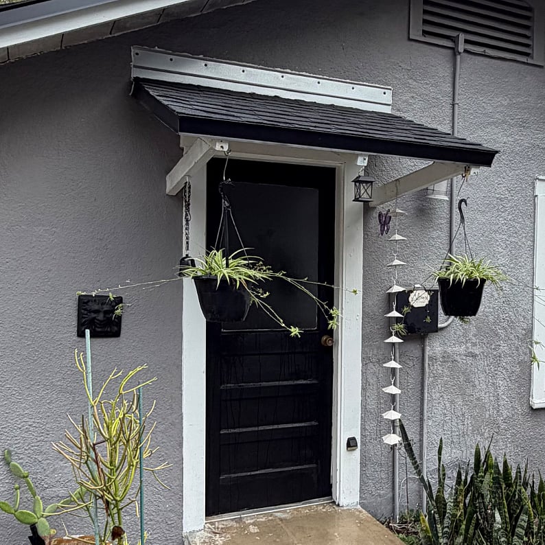 Free standing detached cottage.