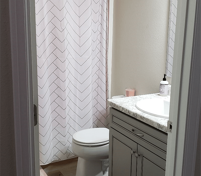 Full bath in hallway, across from 2nd BR