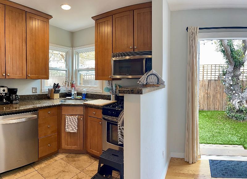 Kitchen, small but well equipped.  Blender, sharp knives, pots/pans etc.  Large counter space to work on.