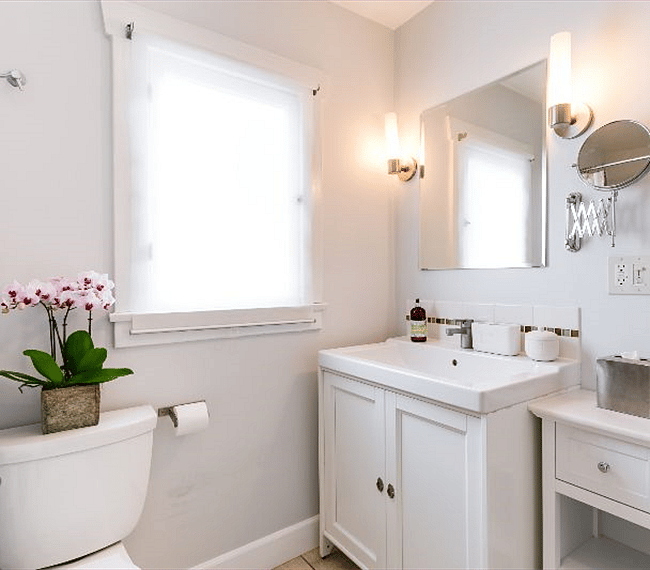 Full sized shower, tub, vanity.  Two sets of towels plus terry cloth bathrobes.  Stocked with high end shampoo, conditioner, body wash, etc. 