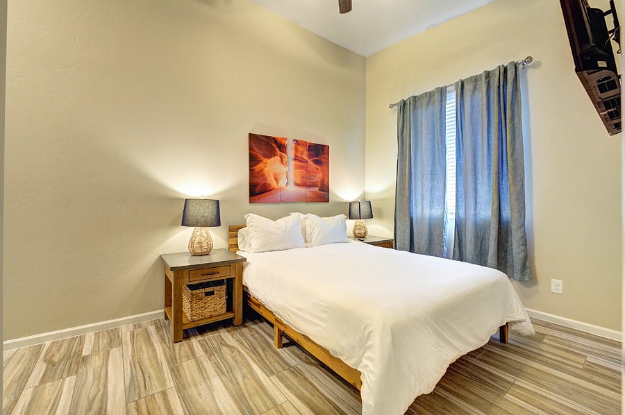 Master Suite w/walk-in closet & private bathroom