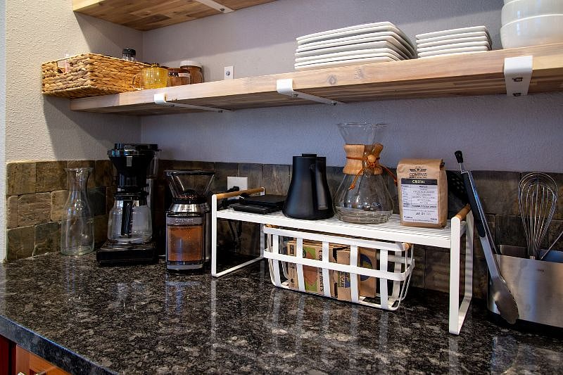 A coffee lover's delight! The coffee bar features a premium MoccaMaster coffee brewer and Chemex pour over set. Dozens of boutique coffee shops within blocks to buy premium coffee beans from around the world. Grind your own!