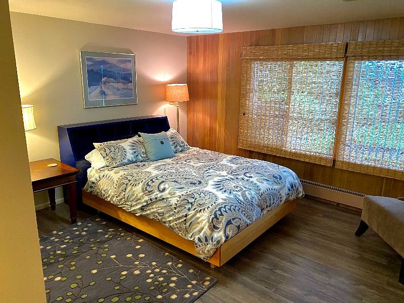 Queen bed, black out shades