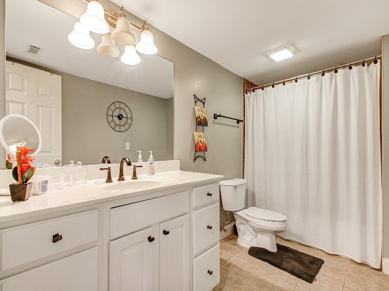 Full bathroom w/shower and tub