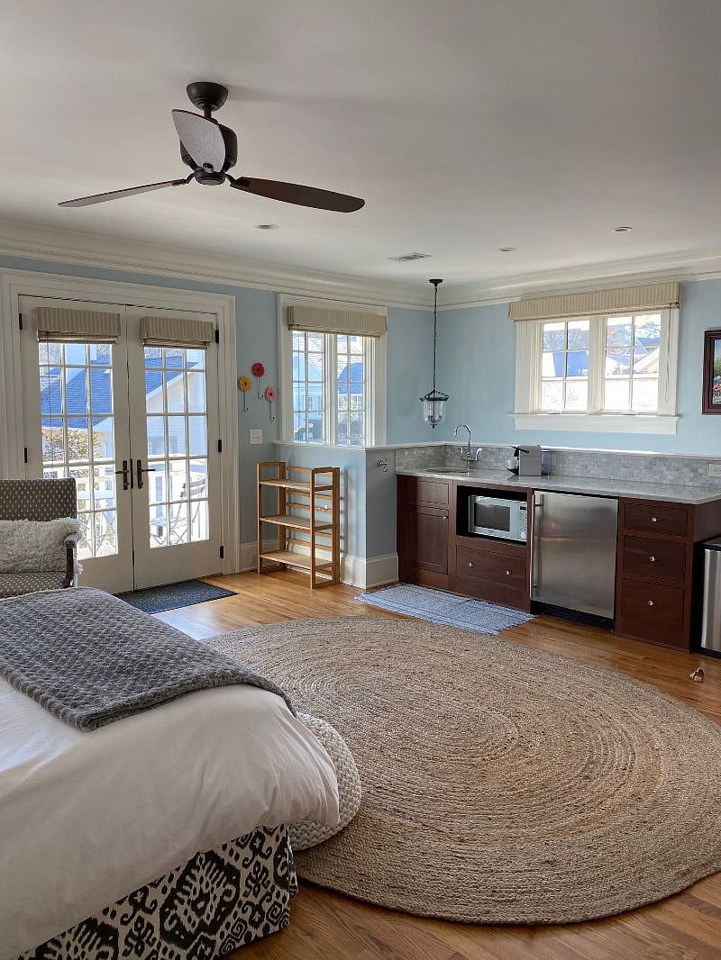 Light-filled studio apartment with gorgeous midtown views.